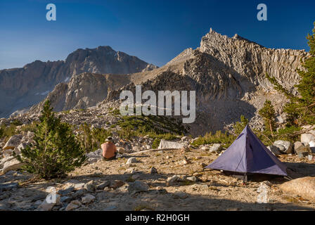 Universität Peak, namenlose Pyramide von Campingplatz in der Nähe von kearsarge Pass gesehen, der östlichen Sierra Nevada, John Muir Wilderness, Kalifornien, USA Stockfoto