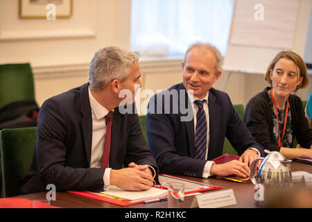 Neue Brexit Staatssekretär Stephen Barclay (links) mit dem britischen Kabinett Minister David Lidington während einer interministeriellen Ausschuß das Cabinet Office in Westminster, London. Stockfoto