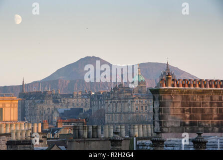 Blick auf das Stadtzentrum von Edinburgh Dächer und die Bank von Schottland Hauptsitz auf dem Damm, Edinburgh, Schottland. Stockfoto