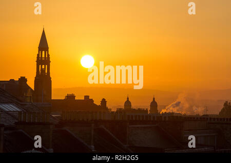 Roof Top Aussicht auf den Sonnenuntergang über dem westlichen Ende von Edinburgh. Stockfoto