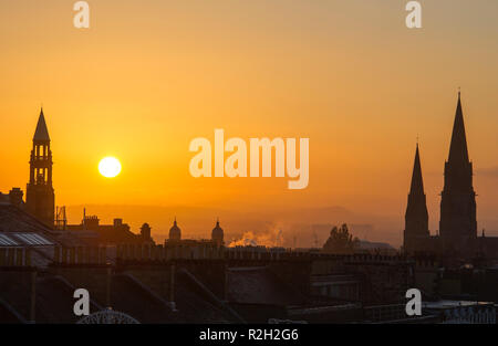 Roof Top Aussicht auf den Sonnenuntergang über dem westlichen Ende von Edinburgh. Stockfoto