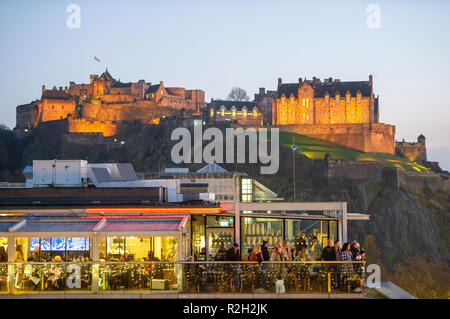 Blick auf die Burg von Edinburgh von der George Street. Stockfoto