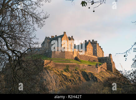 Blick auf die Burg von Edinburgh Befestigungsmauern von der Princes Street Gardens. Stockfoto