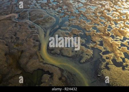 Spektakuläre Aussicht von oben nach unten Brummen auf schöne Landschaft von Pfützen und Abwasserstrom nach dem Ablassen des Wassers aus milickie Teiche in Polen gebildet. Stockfoto