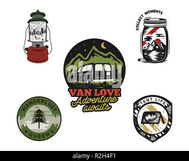 Jahrgang Hand gezeichnet Reisen Embleme. Abenteuer logo Konzepte. Berg Expedition, camp Abzeichen Designs. Outdoor Abzeichen. Lieferbar wanderung Flecken auf weißem Hintergrund. Stockfoto