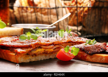 Beef Sandwich mit Kräutern und Tomaten auf Holzbrett Stockfoto