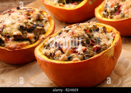 Gefüllte Herbst Kürbis mit Reis und Pilzen, saisonale Abendessen Stockfoto