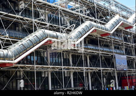 Paris, Frankreich. Centre Pompidou. Fassade und Rohr Rolltreppen. Stockfoto