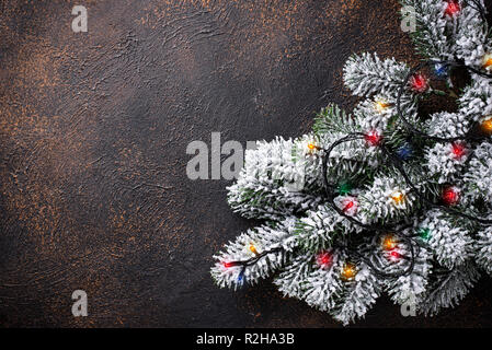 Weihnachten Hintergrund mit Baum und girlande Lichter Stockfoto