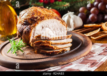 Gebackenes Schweinefleisch Schinken auf Schneidebrett. Konzepte von Essen. Stockfoto