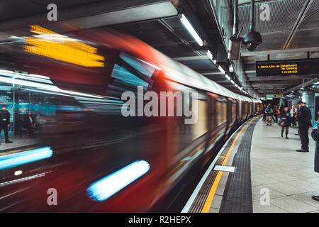 LONDON - November 14, 2018: Zug an der Plattform an der Westminster U-Bahnhof in London Stockfoto