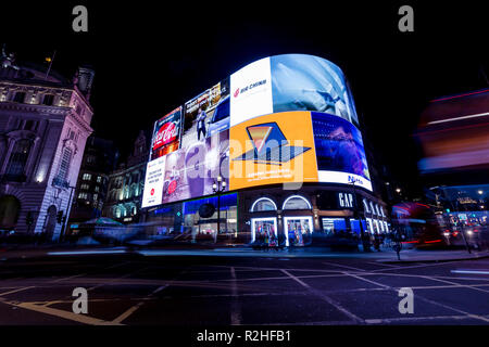 LONDON - November 14, 2018: Piccadilly Circus in der Nacht in London Stockfoto