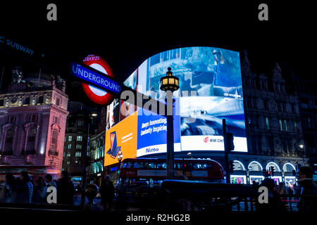 LONDON - November 14, 2018: Piccadilly Circus in der Nacht in London Stockfoto