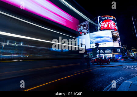 LONDON - November 14, 2018: Piccadilly Circus in der Nacht in London Stockfoto