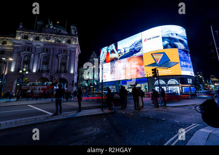 LONDON - November 14, 2018: Piccadilly Circus in der Nacht in London Stockfoto