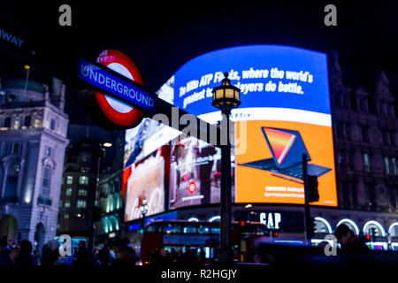 LONDON - November 14, 2018: Piccadilly Circus in der Nacht in London Stockfoto