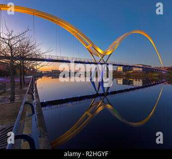 Infinity Brücke bei Dämmerung, Stockton-on-Tees, Tees Valley, Großbritannien Stockfoto