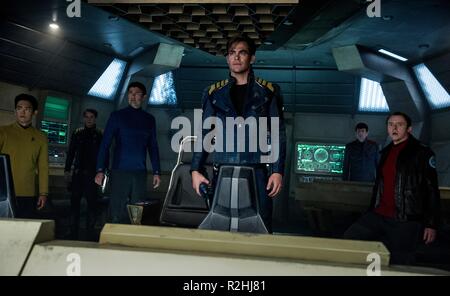 Star Trek über Jahr: 2016 USA Regie: Justin Lin John Cho, Anton Yelchin, Karl Urban, Chris Pine, Zachary Quinto, Simon Pegg Stockfoto