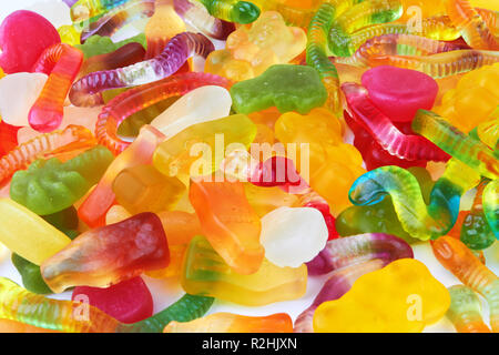 Bunte neon Gummibärchen Süßigkeiten als Hintergrund verwenden Stockfoto