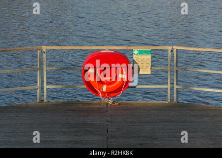 Rot Rettungsring hängen auf hölzernen Pier, Jordanien Teich, Tabor, der ältesten Talsperre in der Tschechischen Republik, sonnigen Herbsttag, Lebensversicherung Konzept Stockfoto