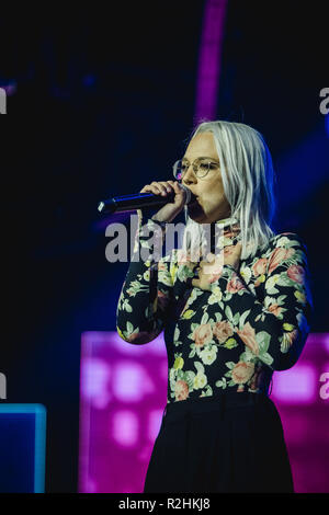 Schweiz, Zürich - 16. November 2018. Der Schweizer Sänger und Songwriter Stefanie Heinzmann führt ein Live Konzert während der Energy Star-Nacht 2018 im Hallenstadion in Zürich. (Foto: Gonzales Foto - Tilman Jentzsch). Stockfoto