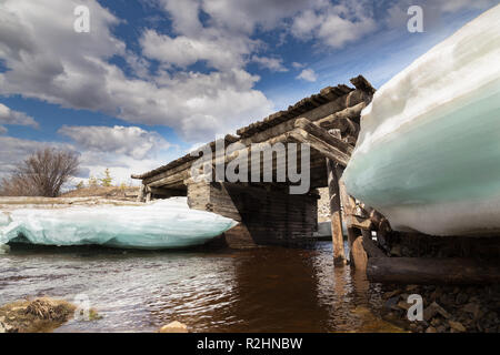 Alte Brücke am Bach mit Eis Dämme fallen anmelden Stockfoto