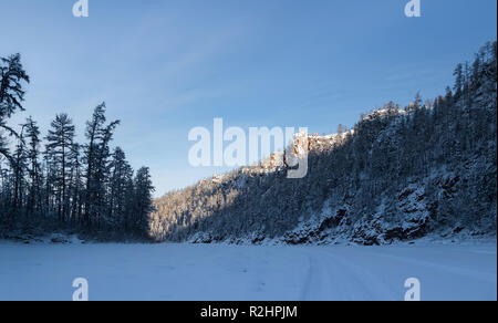 Felsen am Ufer des Flusses Chulman in Jakutien sonnenbeschienenen Tops Stockfoto