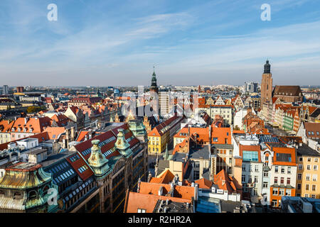 Panoramablick auf die Altstadt von Breslau in Polen, Blick aus der Vogelperspektive auf bunten Dächer der Altstadt Stockfoto