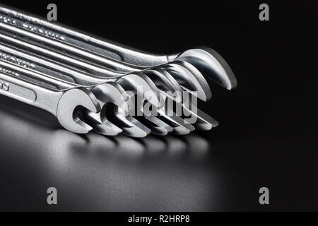 Satz Schraubenschlüssel auf schwarzem Hintergrund closeup Stockfoto