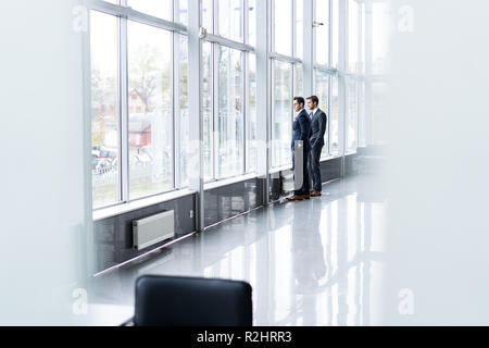 Zwei Geschäftsleute mit informellen Treffen im Büro Korridor Stockfoto