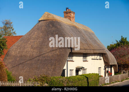 Einen traditionellen strohgedeckten Hütte im Dorf Pitton in der Nähe von Salisbury Wiltshire. Stockfoto