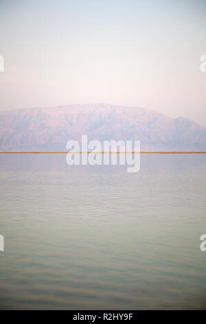 Anzeigen von Jordanien über dem Toten Meer aus Israel in der Dämmerung Stockfoto