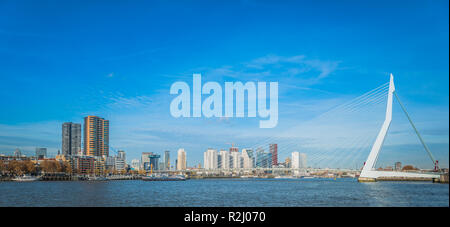 Rotterdam, Holland, 14-Nov-2018, Skyline form Rotterdam mit der Maas und der Erasmus Brücke mit der Häuser und Architektur im Hintergrund, die Maas ist der wichtige River Crossing Rotterdam für Export und Tourismus Stockfoto