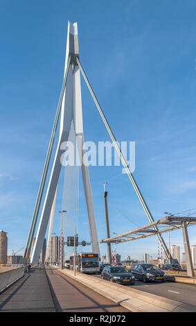 Rotterdam, Holland, 14-Nov-2018: Busse und Autos über dem reasmusbridge in Rotterdam fahren, die Brücke ist eine Verbindung zwischen dem Sab und das Zentrum der Stadt Stockfoto