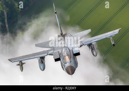 Die deutsche Luftwaffe, Panavia Tornado im Flug fotografiert im Royal International Air Tattoo (RIAT) Stockfoto