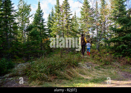 Vater und Sohn wandern in den Wäldern, Lake Superior Provincial Park, United States Stockfoto