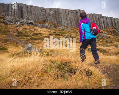 Touristische Mädchen zu Fuß in der Nähe von Gerduberg Basaltsäulen, Island Stockfoto