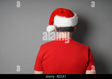 Ansicht der Rückseite des Mann, Santa Hat und Red t-shirt Stockfoto