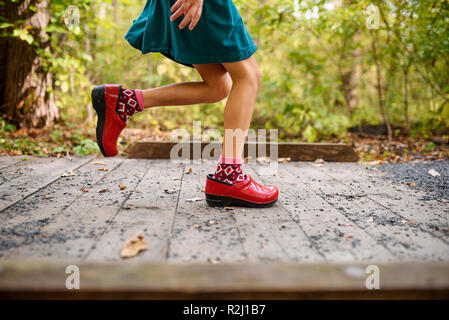 Mädchen über eine kleine Fußgängerbrücke laufen, United States Stockfoto