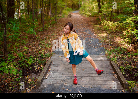 Mädchen stehen auf einer Fußgängerbrücke dumm, United States Stockfoto