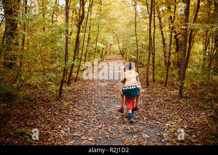 Junge seine Schwester, die ein Huckepack in den Wäldern, United States Stockfoto