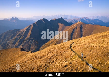 Luftaufnahme von einer Frau Mountainbiken in den Alpen, Gastein, Salzburg, Österreich Stockfoto