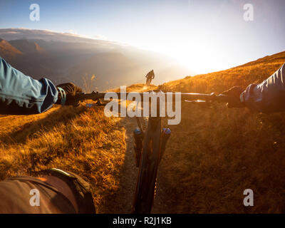 Persönliche Perspektive geschossen von einem Mann Mountainbiken mit einem Freund in den Alpen, Gastein, Salzburg, Österreich Stockfoto