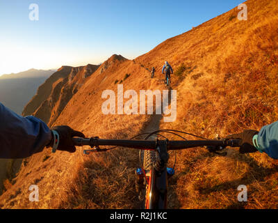 Persönliche Perspektive geschossen von einem Mann Mountainbiken mit Freunden in den Alpen, Gastein, Salzburg, Österreich Stockfoto