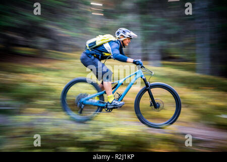 Nahaufnahme einer Frau Mountainbiken in den österreichischen Alpen, Gastein, Salzburg, Österreich Stockfoto