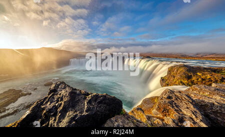 Sonnenaufgang am Godafoss Wasserfall, Bardardalur, Island Stockfoto