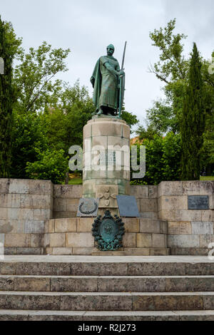 Guimaraes, Portugal - 31. Mai 2018: Die Statue des ersten Königs von Portugal D'Afonso Henriques. Guimaraes, Portugal Stockfoto