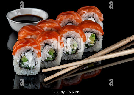 Philadelphia sushi Rollen mit Stäbchen Stockfoto