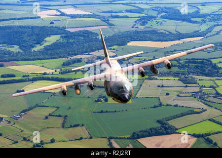 Royal Jordanian Air Force Lockheed C-130 Hercules im Flug. Im Royal International Air Tattoo (RIAT) fotografiert. Stockfoto