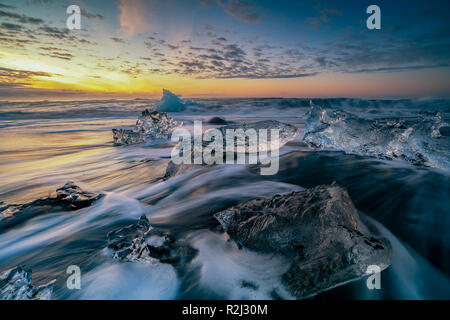 Diamond Beach bei Sonnenaufgang, Jokulsarlon, Vatnajokull Glacier National Park, Island Stockfoto